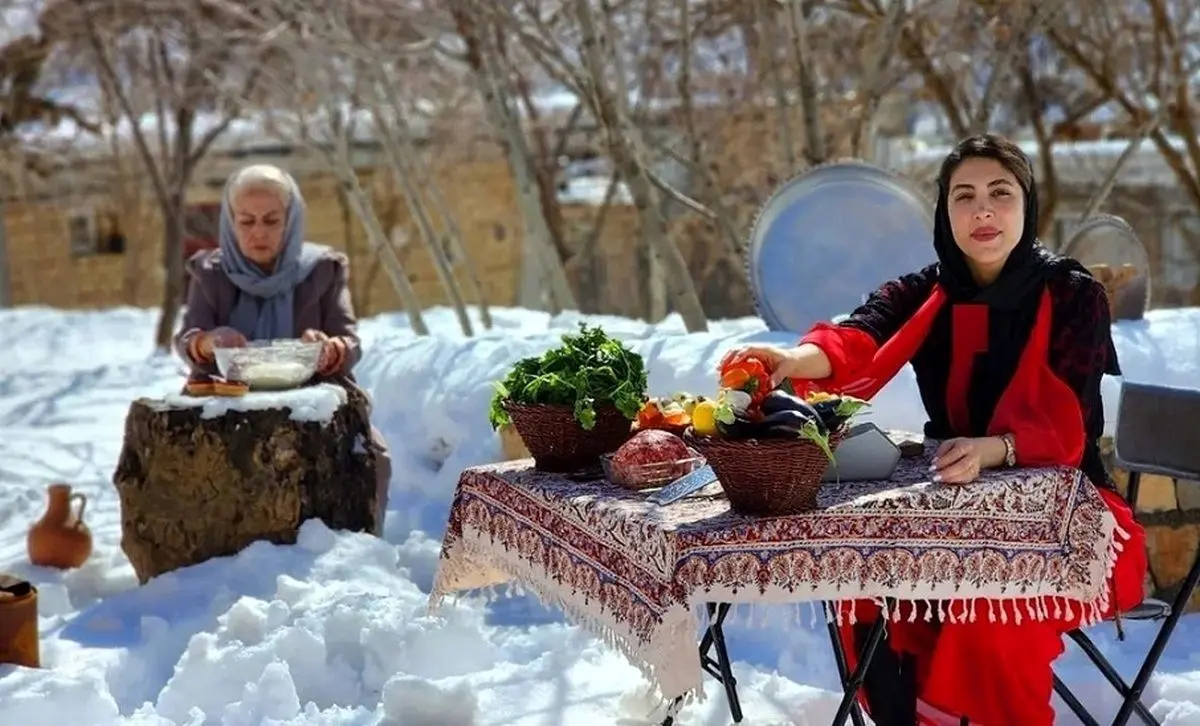 (ویدیو) کباب کردن گوشت، بادمجان و گوجه توسط خانواده کردستانی