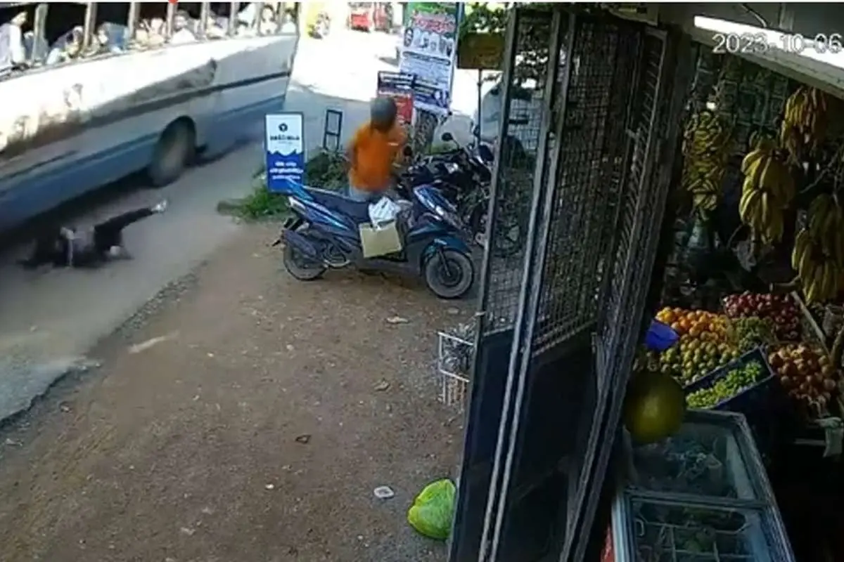 (ویدئو) پرت شدن یک دختر از اتوبوس در حال حرکت!