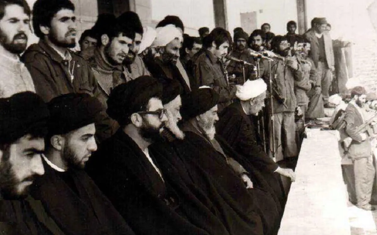 عکسی از رهبر انقلاب در دوران جوانی/ این روحانی معروف کیست؟