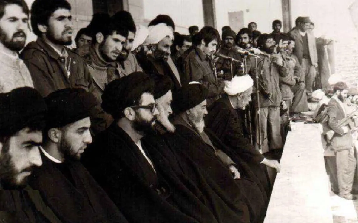 عکسی از رهبر انقلاب در دوران جوانی/ این روحانی معروف کیست؟