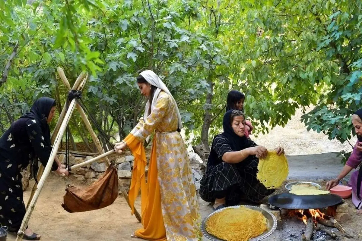 (ویدئو) پخت نان سنتی شلکینه با کره محلی روی ساج توسط خانواده روستایی کردستانی