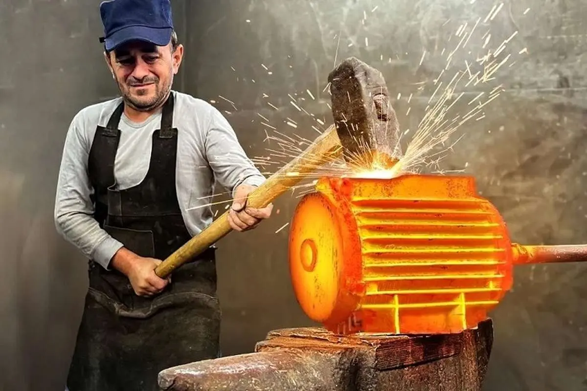 (ویدئو) آهنگر مشهور آمریکایی یک موتور قدیمی را به یک چاقوی شگفتانگیز تبدیل کرد
