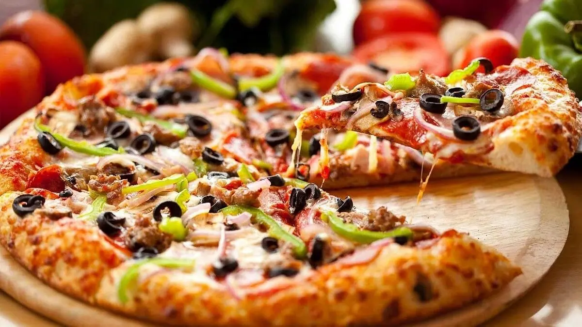 طرز تهیه پیتزا خانگی در ماهیتابه بدون فر – سریع با خمیر آماده