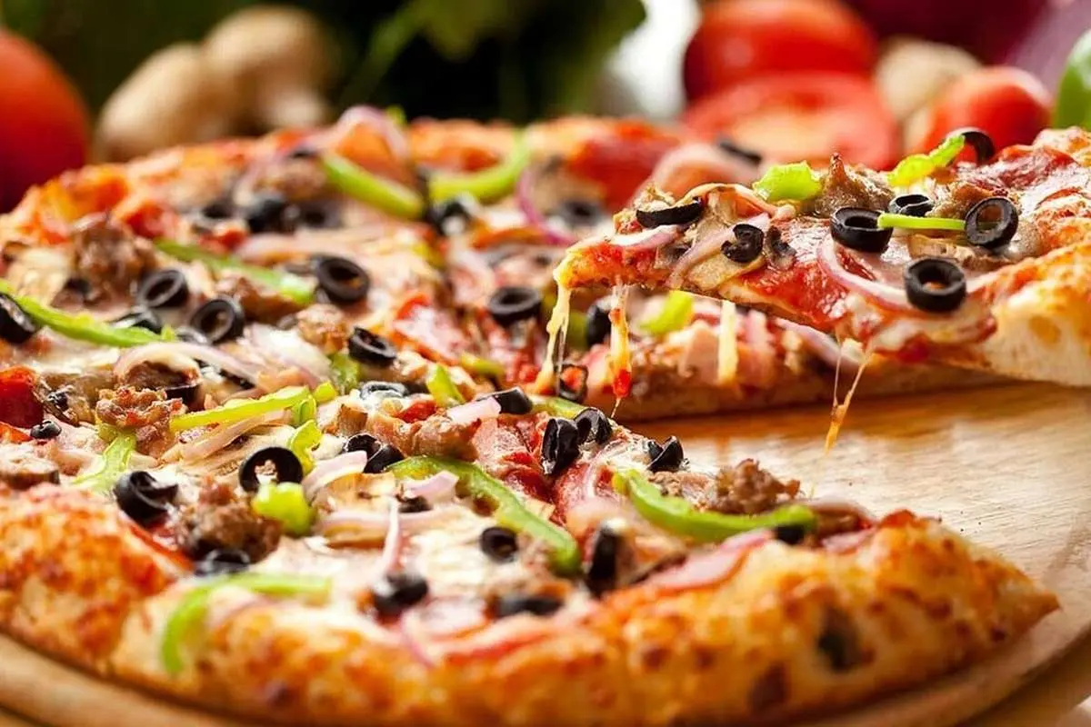 طرز تهیه پیتزا خانگی در ماهیتابه بدون فر – سریع با خمیر آماده