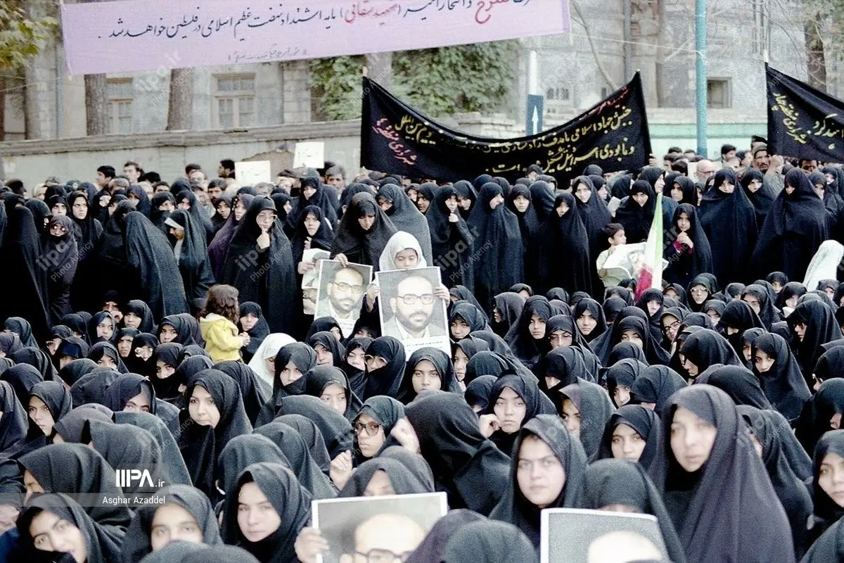 (تصاویر) تجمع اعتراضی مردم تهران به ترور «فتحی شقاقی» در سال ۱۳۷۴