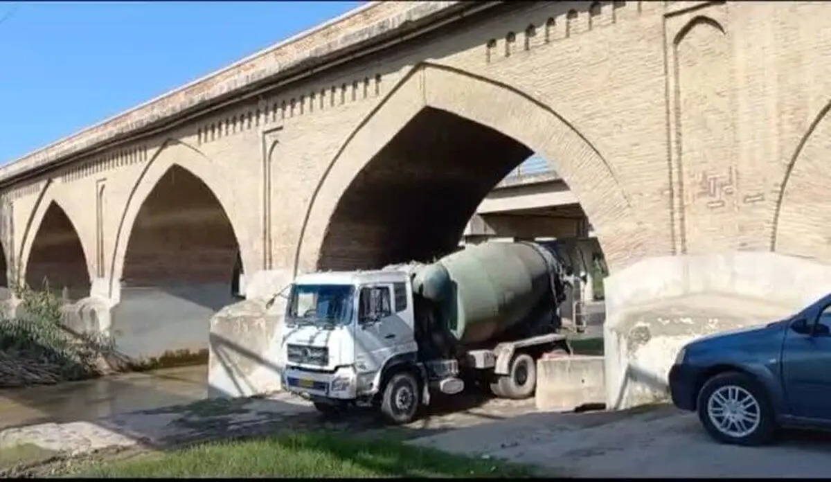 (عکس) تردد خودرو‌های سنگین چه بلایی سر این پل تاریخی آورد!