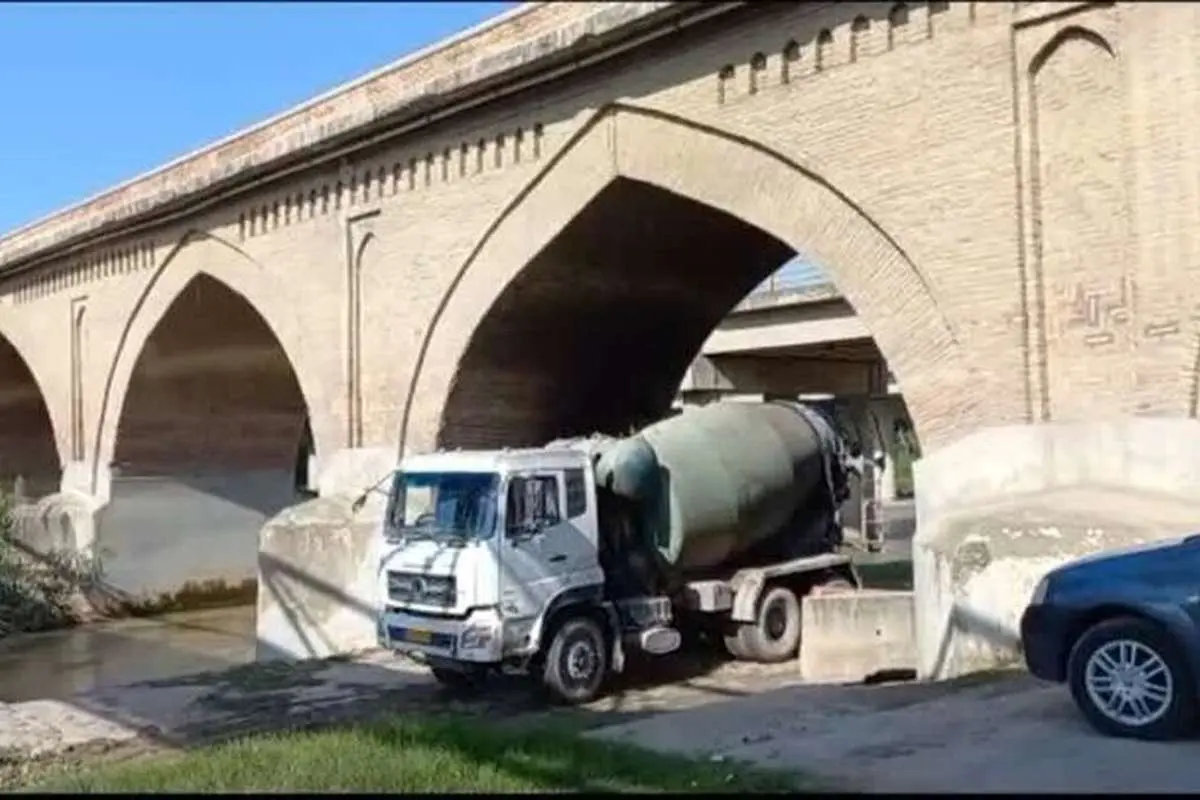 (عکس) تردد خودروهای سنگین چه بلایی سر این پل تاریخی آورد!
