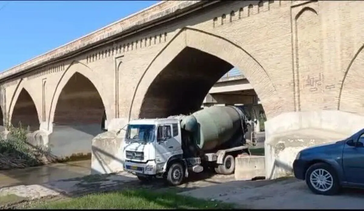 (عکس) تردد خودرو‌های سنگین چه بلایی سر این پل تاریخی آورد!