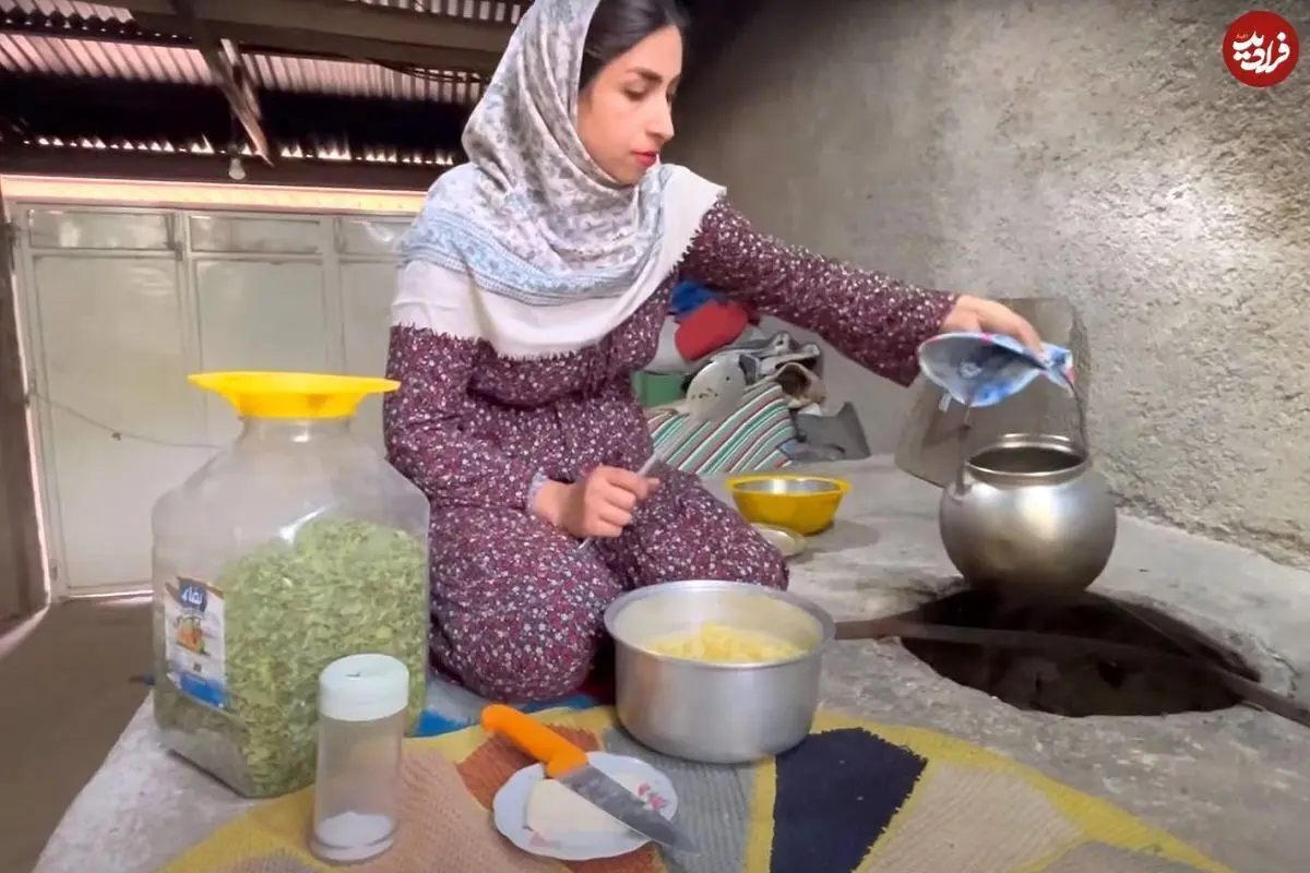 (ویدئو) پخت یک غذای سنتی با گوشت و تخم مرغ توسط دختر روستایی اهل طالقان