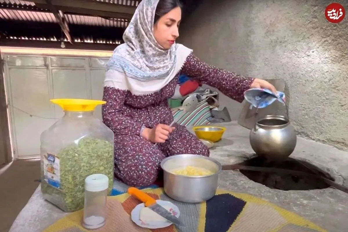 (ویدئو) پخت یک غذای سنتی با گوشت و تخم مرغ توسط دختر روستایی اهل طالقان