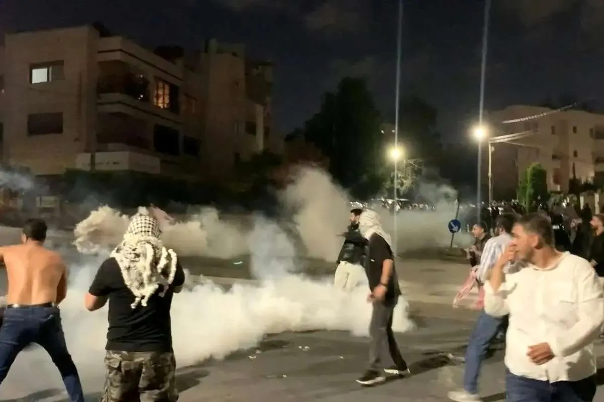 (ویدئو) حمله جوانان خشمگین اردنی به سفارت اسرائیل