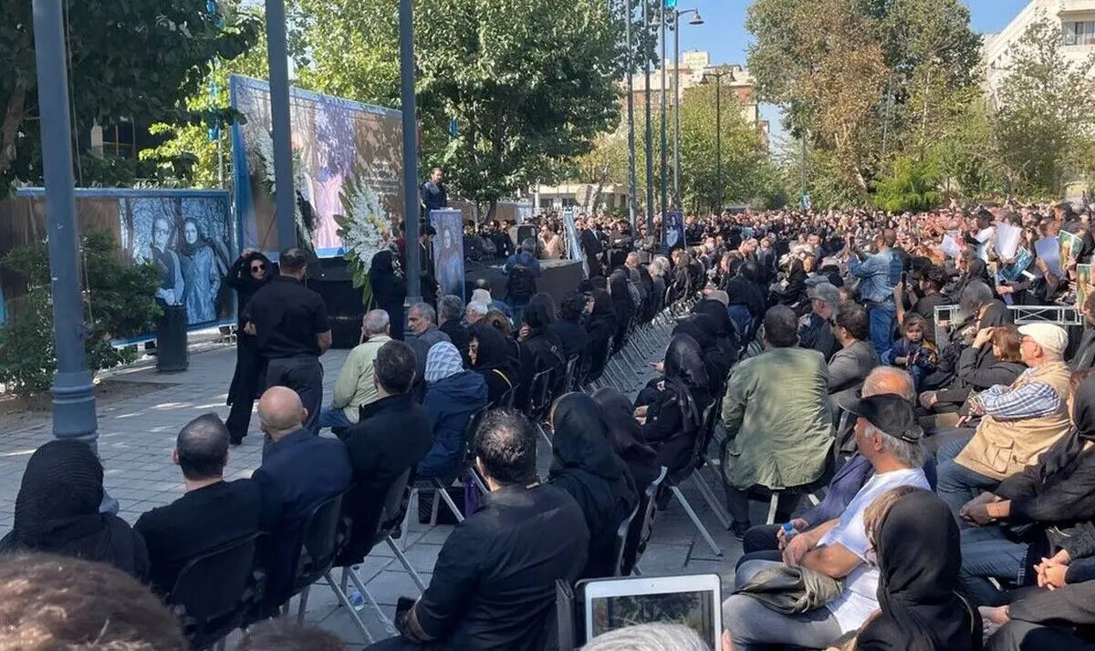 (ویدیو) لحظه ورود پیکر زنده یاد داریوش مهرجویی و همسرش برای تشییع