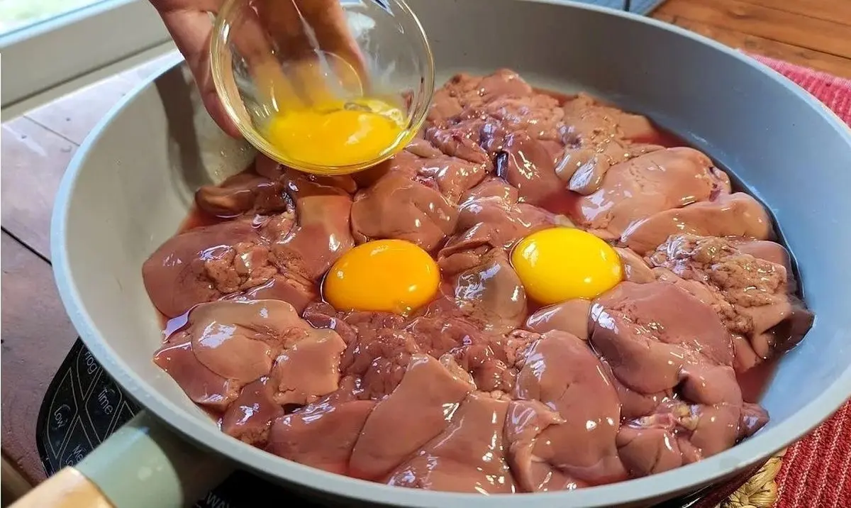 (ویدئو) پخت یک غذای خوشمزه با جگر مرغ و تخم مرغ به سبک آمریکایی