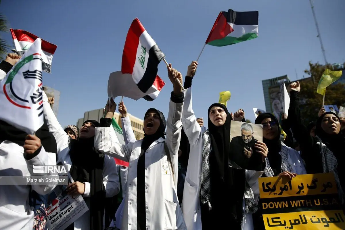 (تصاویر) تجمع امدادگران و کادر درمان در میدان فلسطین