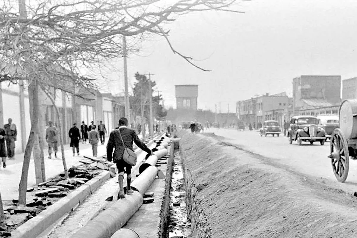 (عکس) حمل دبههای آب در تهرانی که آب لولهکشی نداشت