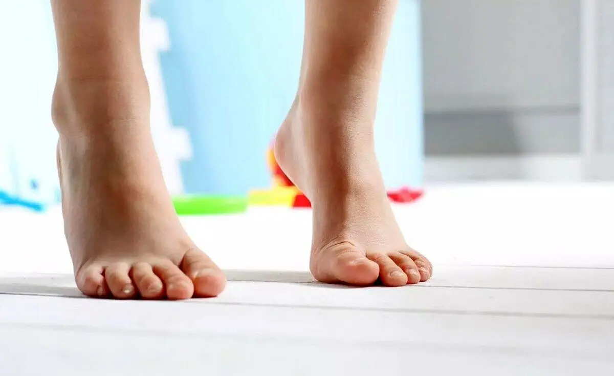 (ویدیو) روی پنجه راه رفتن بچه‌ها طبیعی است؟
