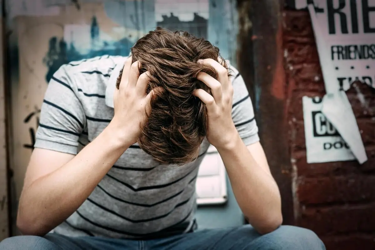 چرا باید در مورد خودکشی با احتیاط صحبت کنیم؟