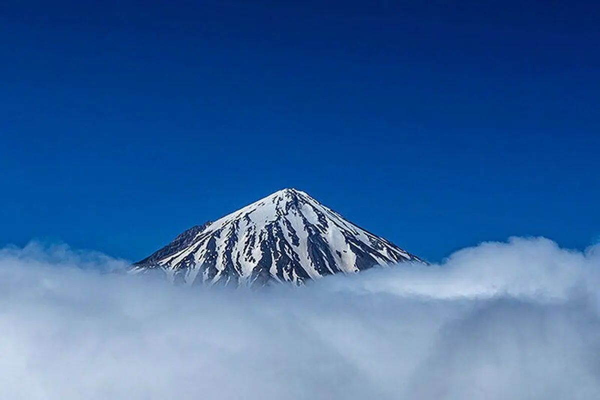 تصویری زیبا از قله دماوند هنگام طلوع خورشید