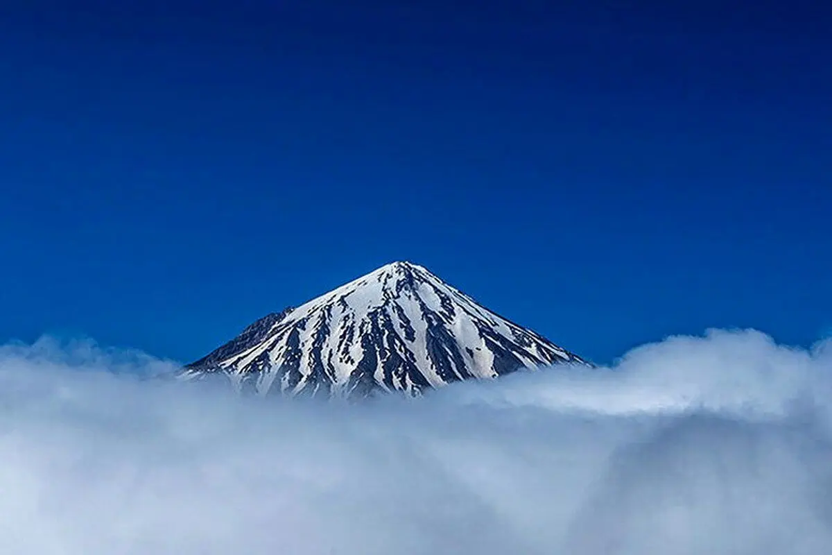 تصویری زیبا از قله دماوند هنگام طلوع خورشید