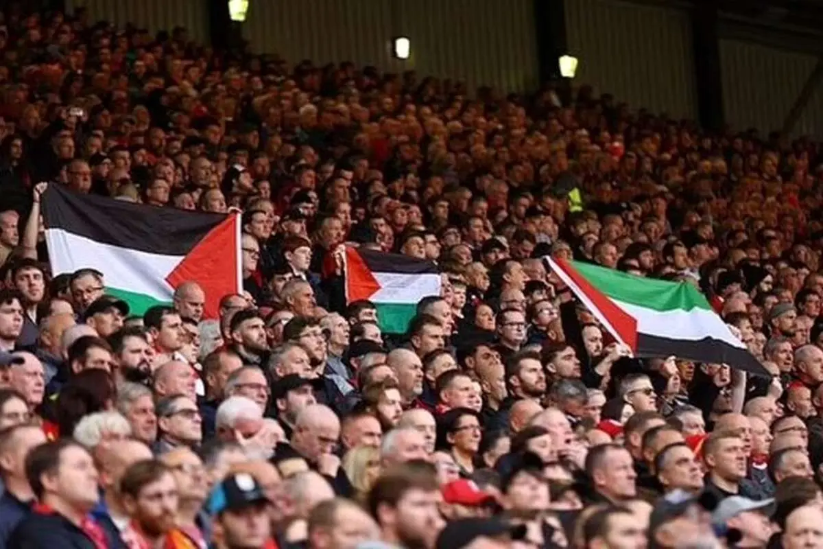 علیرغم محدودیت پرچم فلسطین در دربی مرسی ساید دیده شد