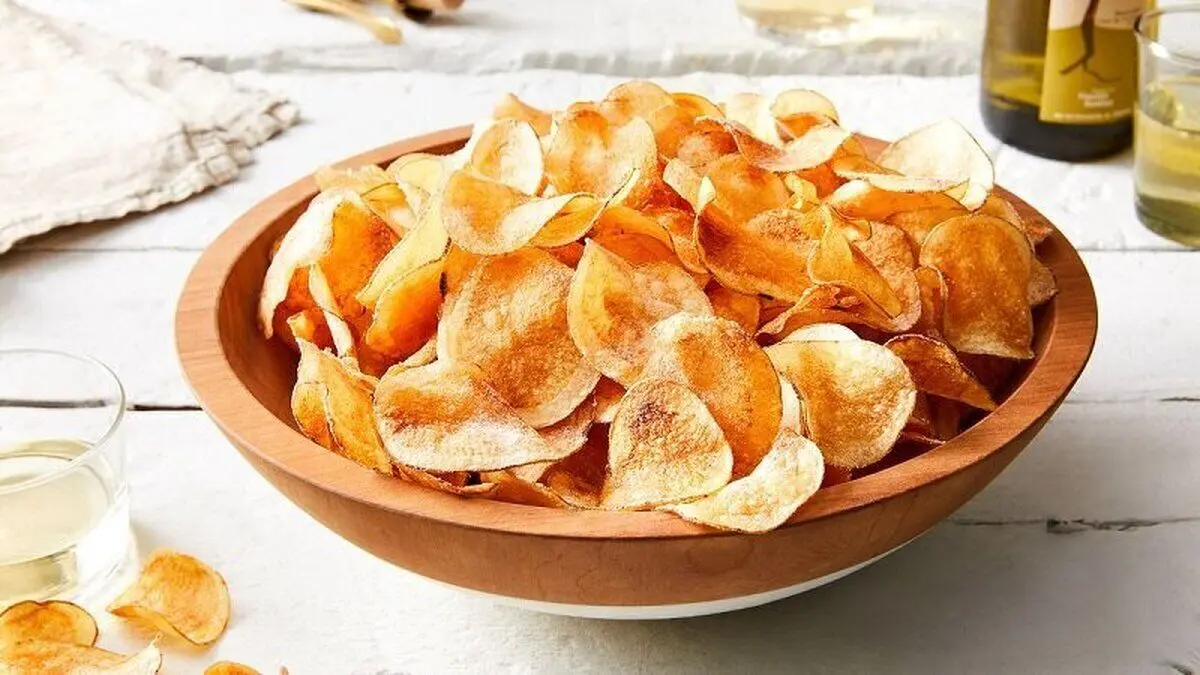 ارتباط عجیب خوردن چیپس با مصرف الکل!