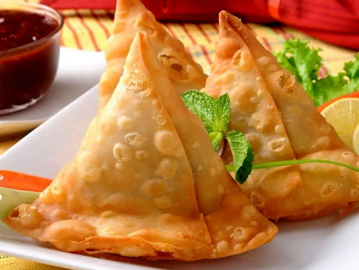 طرز تهیه سمبوسه مرغ خوشمزه و مجلسی؛ مرحله به مرحله + نکات