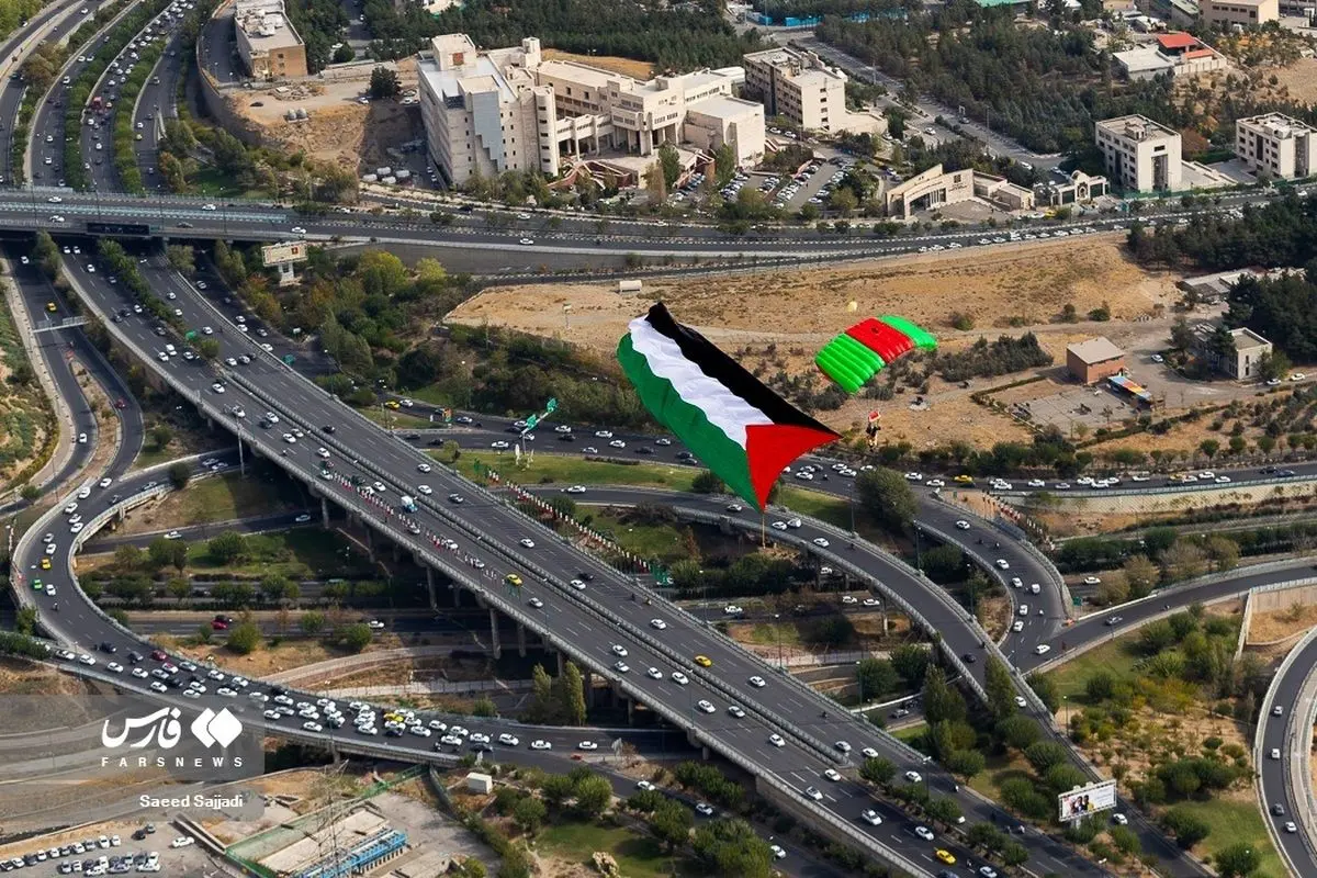 (تصاویر) پرواز پرچم فلسطین بر فراز تهران