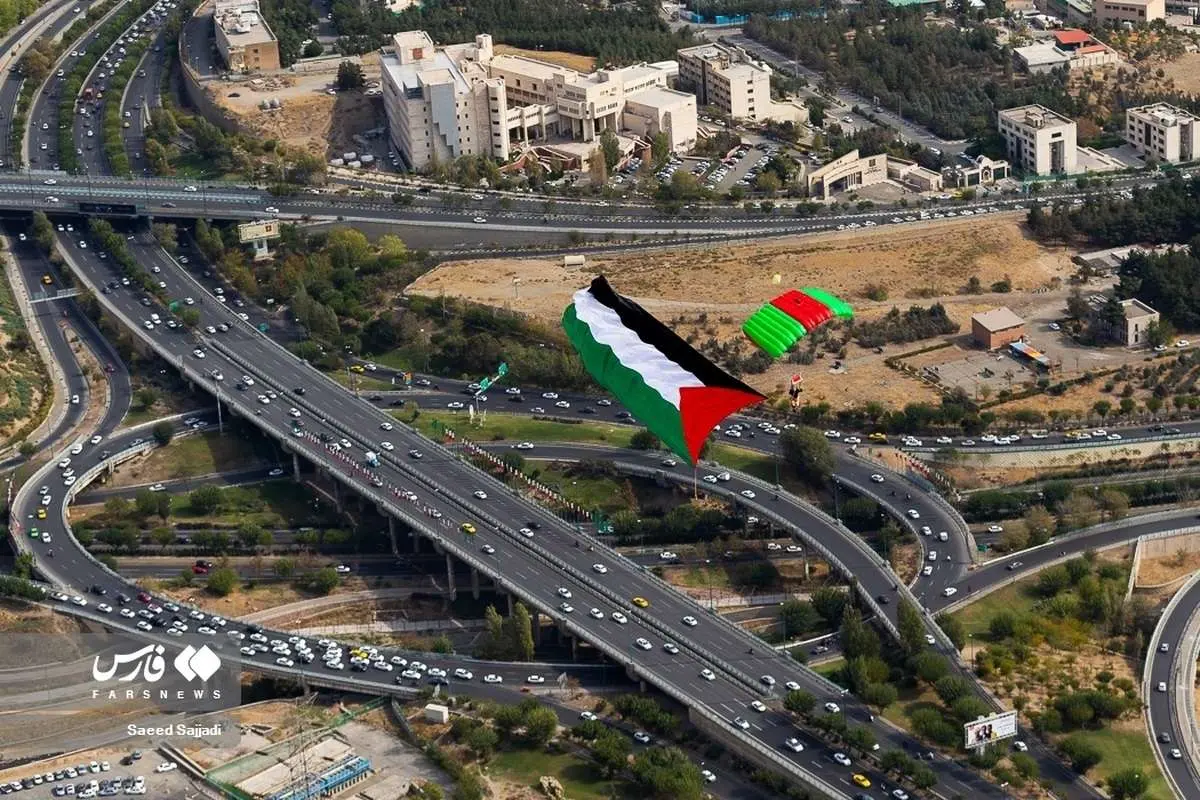 (تصاویر) پرواز پرچم فلسطین بر فراز تهران