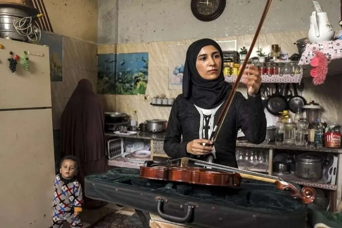 (ویدئو) دختر فلسطینی برای غلبه بر ترس بمباران غزه آواز می‌خواند!