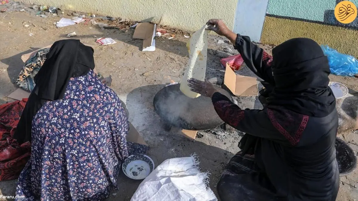 (تصاویر) پخت نان به روش سنتی توسط زنان در غزه