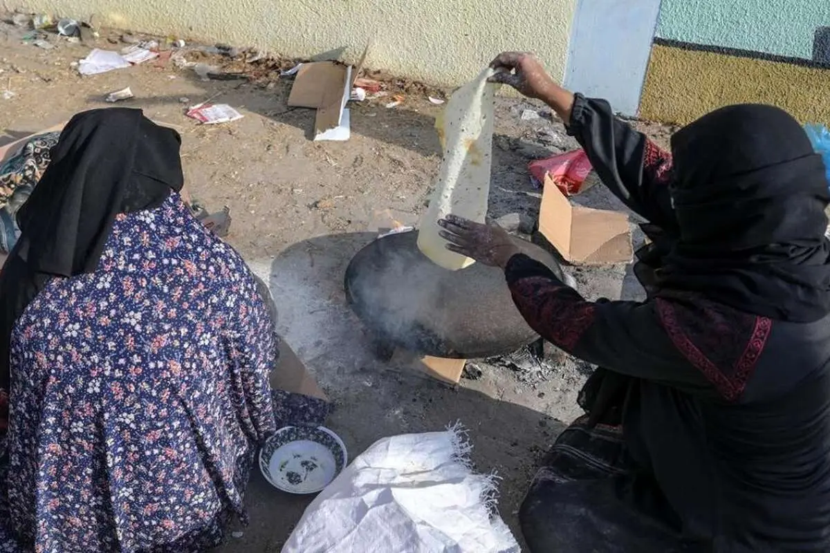 (تصاویر) پخت نان به روش سنتی توسط زنان در غزه