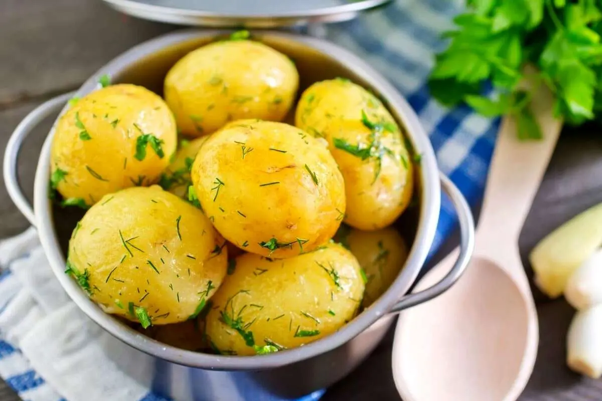 مزایای خوردن سیب زمینی آب پز در شب