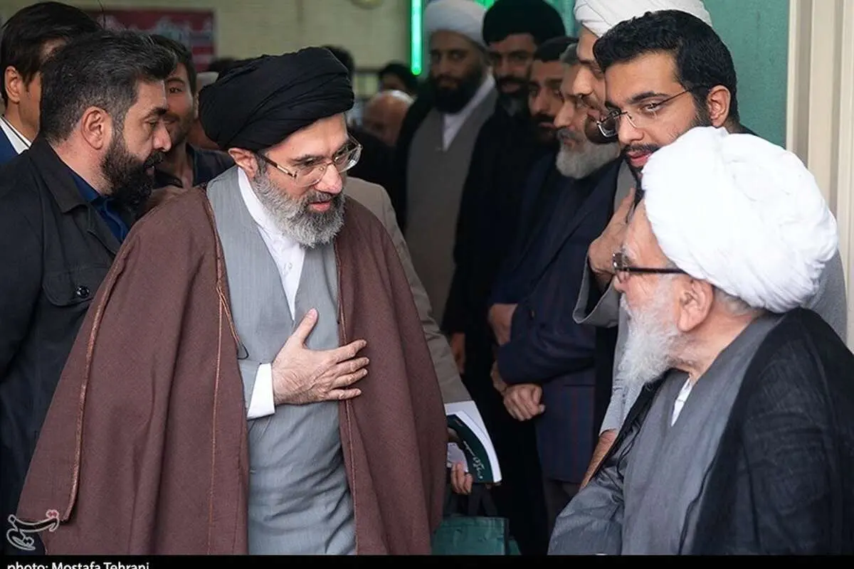 (تصاویر) لاریجانی و فرزندان رهبر انقلاب در مراسم ختم محسن استادی