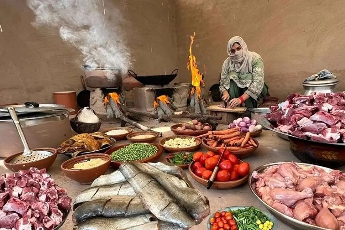 (ویدئو) پخت غذا با گوشت، مرغ و ماهی برای ۵۰ نفر توسط بانوی جوان پاکستانی