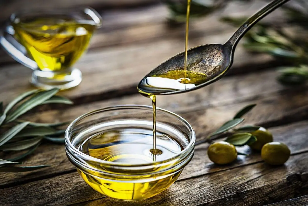 آیا روغن زیتون پوست را تیره می‌کند؟