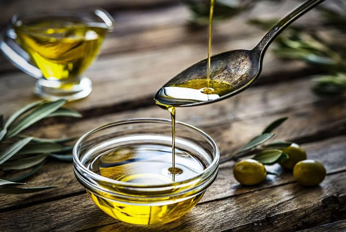 آیا روغن زیتون پوست را تیره می‌کند؟