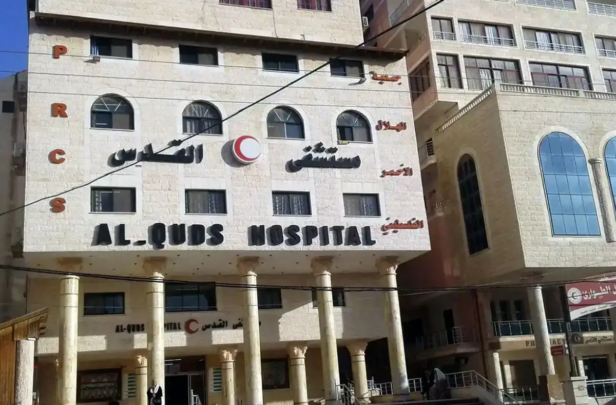 (ویدیو) رژیم صهیونیستی اطراف بیمارستان قدس غزه را بمباران کرد
