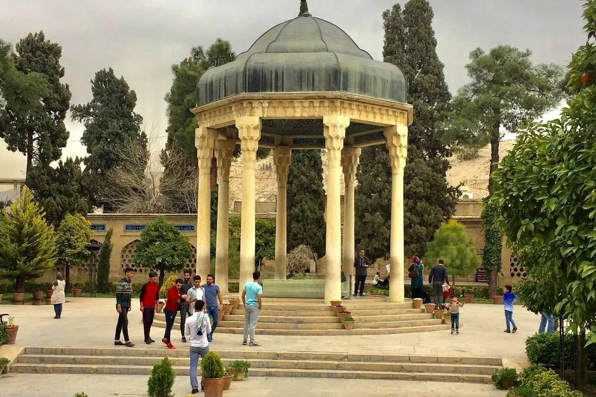 تفال به حافظ امروز دوشنبه ۸ آبان ماه ۱۴۰۲؛ چه جورها که کشیدند بلبلان از دی