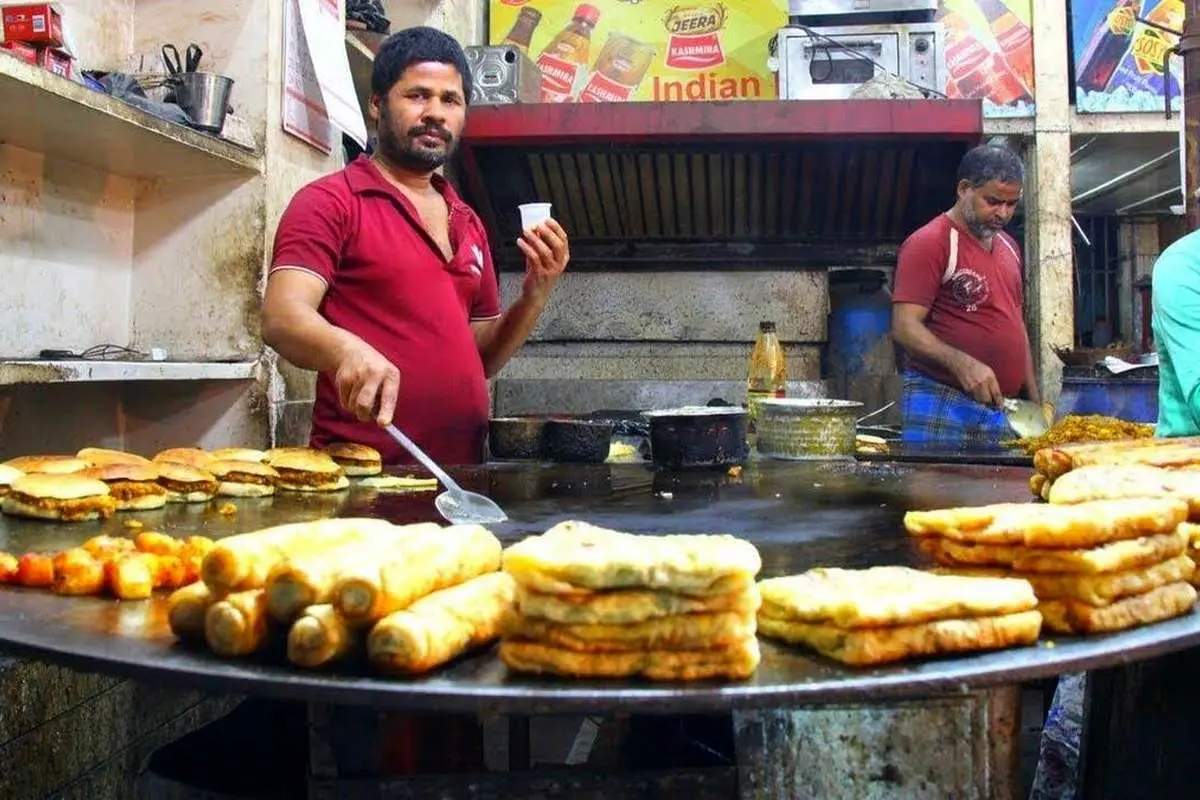 (ویدئو) تحمل عجیب یک هندی در چند سانتی‌متری شعله‌های آتش!