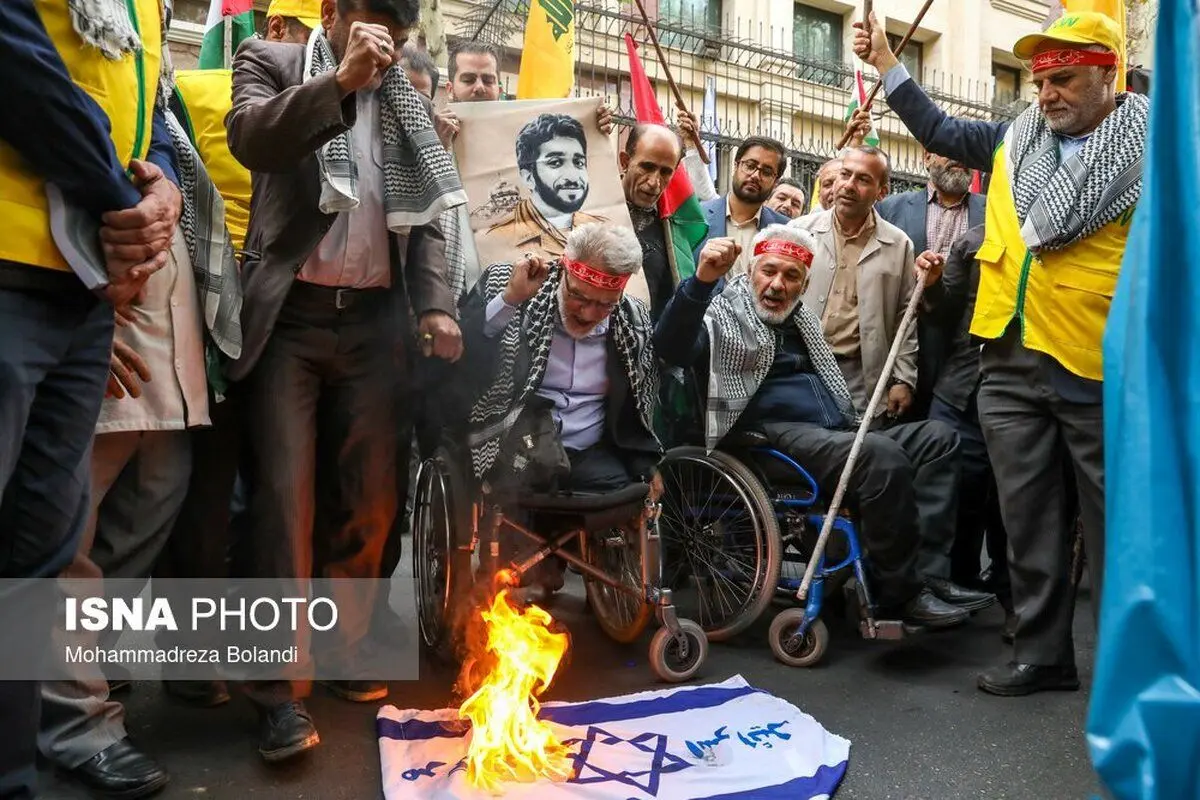 (تصاویر) ایثارگران مقابل دفتر سازمان ملل پرچم اسرائیل را آتش زدند