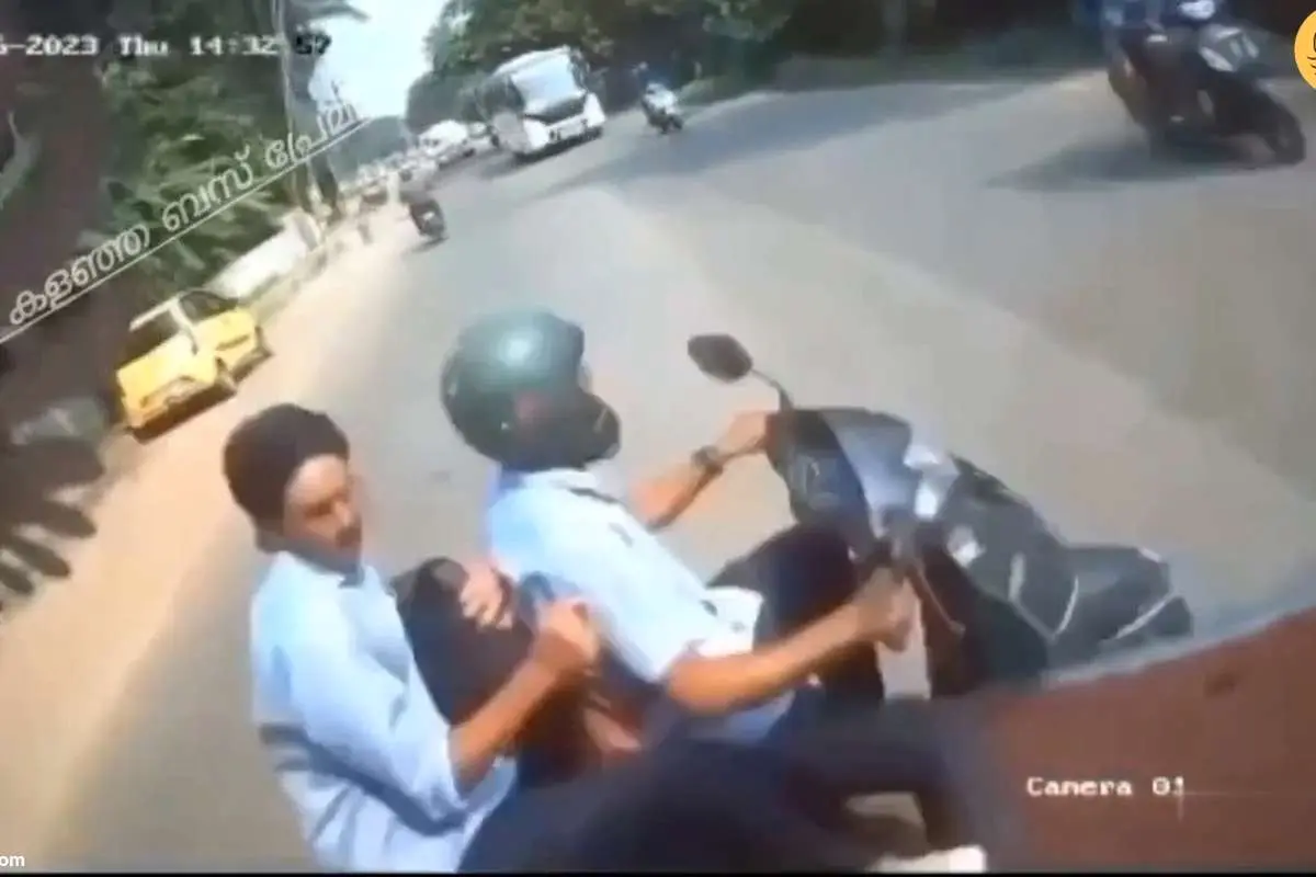 (ویدئو) برخورد شدید اتوبوس به یک موتور از فاصله نزدیک