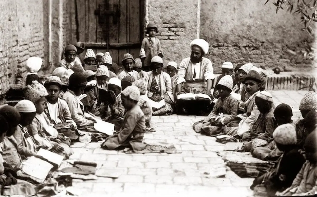 (عکس) مقایسه تاریخی مکتب خانه با مدارس جدید در ۱۱۲ سال پیش