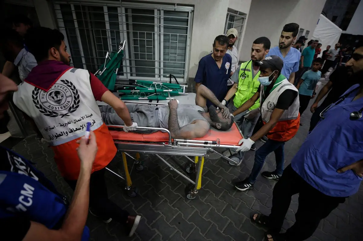 اولین آمبولانس حامل زخمی جنگ غزه از گذرگاه رفح وارد مصر شد