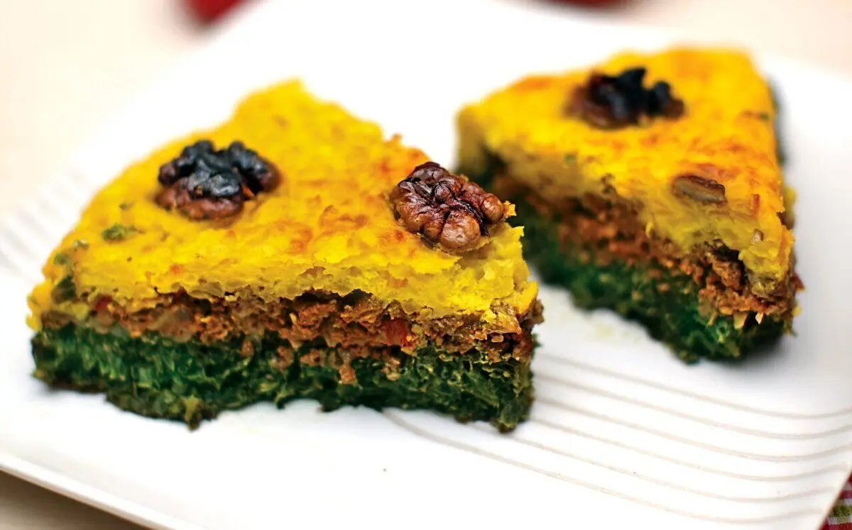 طرز تهیه کوکوی سه طبقه؛ غذایی مخصوص مهمانی‌های رسمی
