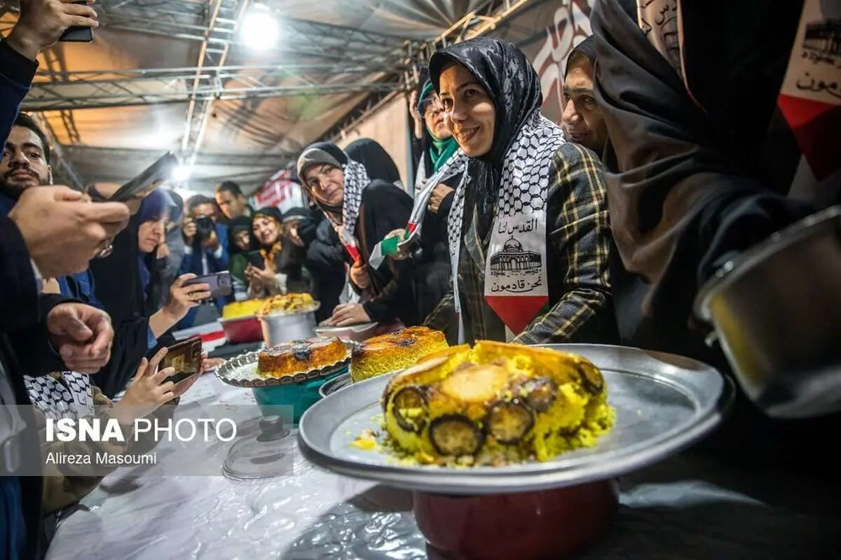 (تصاویر) پویش قابلمه برگردان برای سرنگونی اسرائیل مقابل دانشگاه تهران