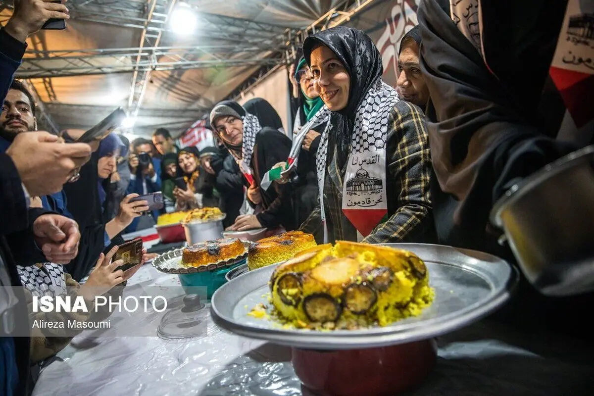 (تصاویر) پویش قابلمه برگردان برای سرنگونی اسرائیل مقابل دانشگاه تهران