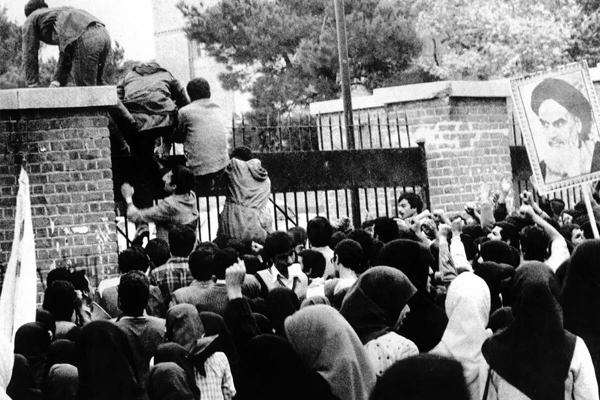 تسخیر سفارت و دیوار بیاعتمادی