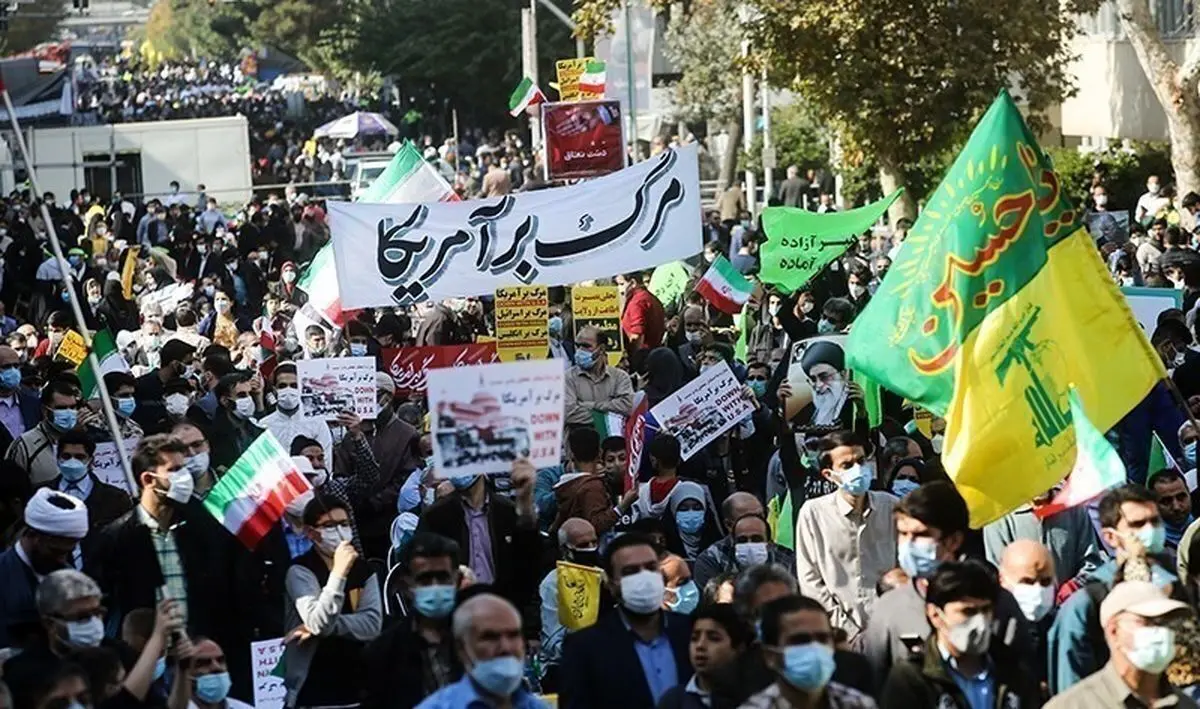 (عکس) مرد کفن پوش در راهپیمایی ۱۳ آبان