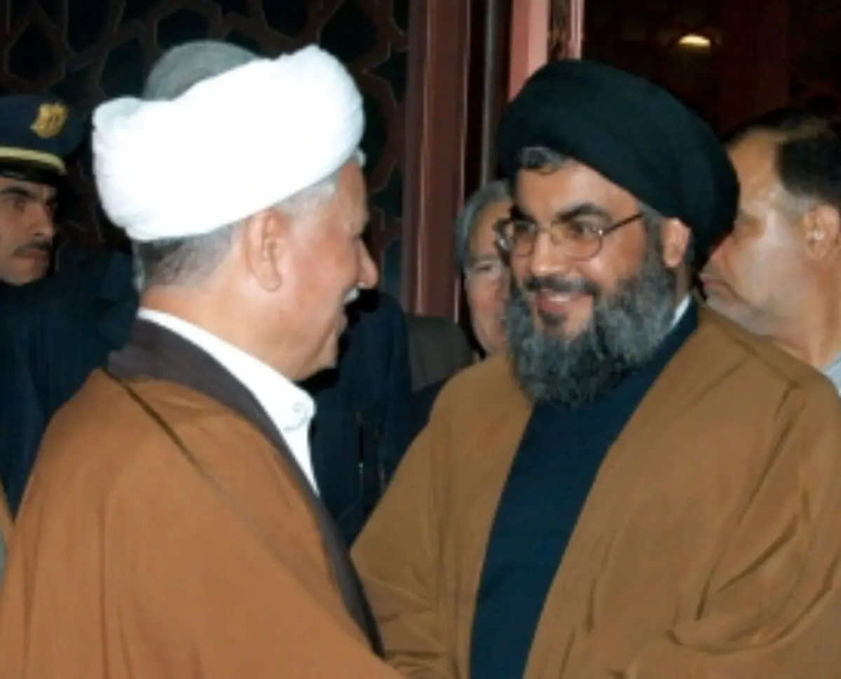 (عکس) حضور سید حسن نصرالله در نماز جمعه تهران به امامت مرحوم هاشمی رفسنجانی