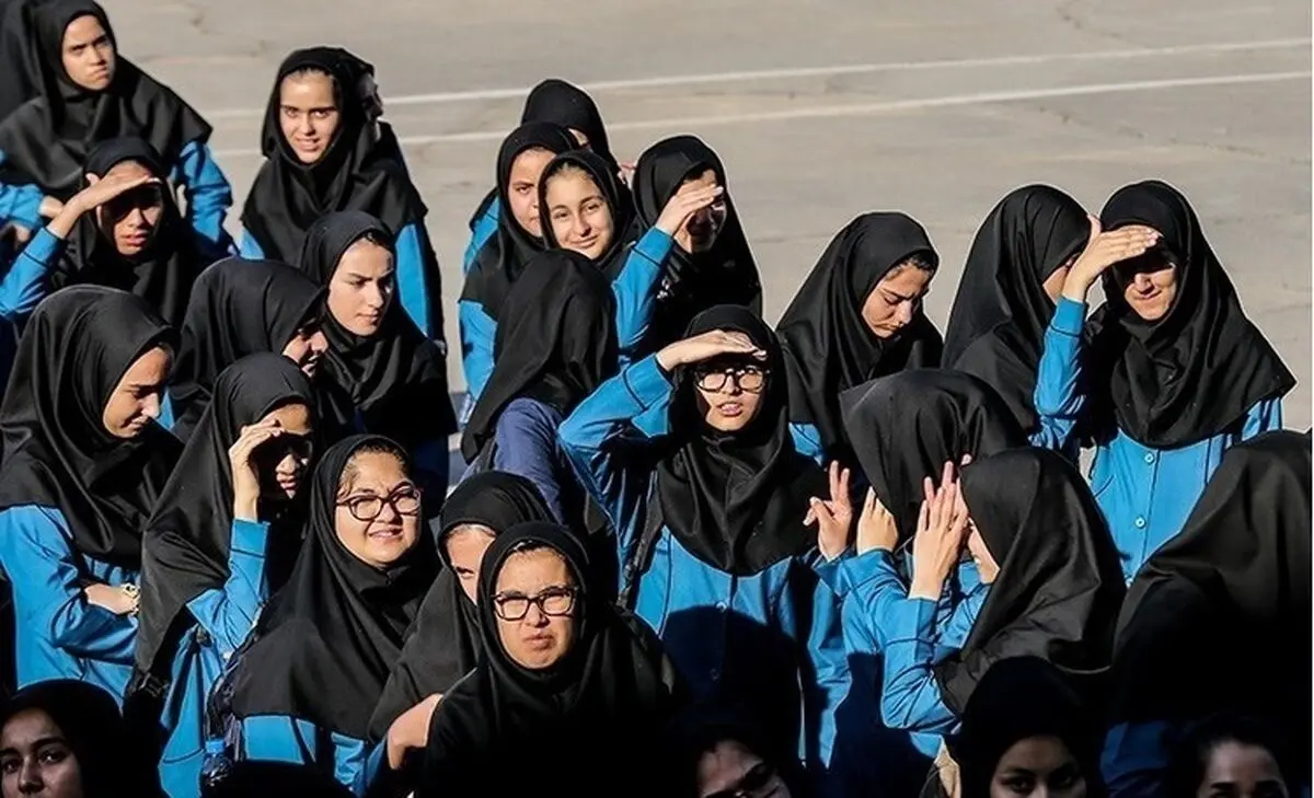 تفتیش دانش‌آموزان یک مدرسه دخترانه با تجهیزات الکترونیکی